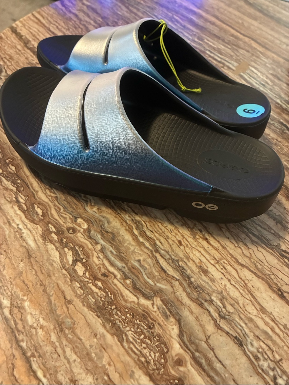 OOFOS Metallic Frost OOahh Luxe Slide Sandals Women’s Size 6 NWT